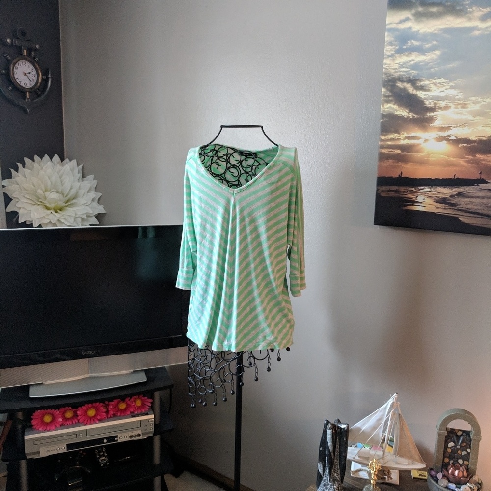 Apt 9 quarter length v-neck t-shirt.